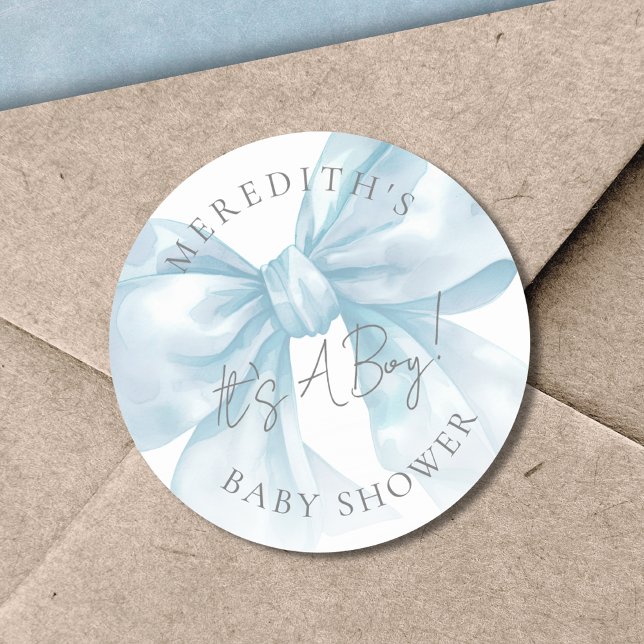 Sticker Rond C'est une Baby Shower "C'est un garçon" avec un nœ (It's A Boy Blue Bow Baby Shower Classic Round Sticker)
