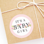 Sticker Rond C'est une petite fille rose Baby shower d'aquarell<br><div class="desc">Baby shower faveur autocollant design comprend les mots "It's a Baby Girl" en noir doux accentué par jolie aquarelle rose pastel,  rose rousse,  et pêche printemps dahlia et fleurs roses avec le feuillage vert ressort.</div>