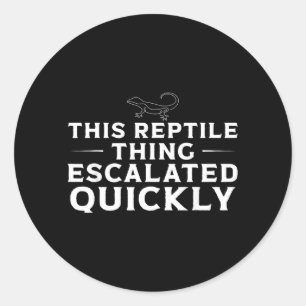 Sticker Rond Cette Chose de Reptile a Augmenté Rapidement Drôle