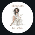 Sticker Rond Cette épouse est une Bachelorette de showgirl<br><div class="desc">Ajoutez une touche finale personnalisée à votre célébration avec cet autocollant de l'enterrement de vie de jeune fille « Cette épouse est une showgirl ». Avec une mariée illustrée chic tenant un verre à cocktail et une typographie élégante,  ce design est parfait pour rassembler l'ensemble de votre thème d'événement.</div>