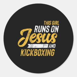 Sticker Rond Cette Fille Court Sur Jésus Et Le Kickboxing