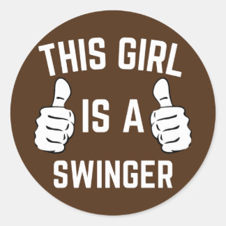 Sticker Rond Cette Fille Est Un Swinger Drôle Couples Qui Corre