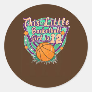 Sticker Rond Cette petite fille de basketball a l'âge de 12 ans