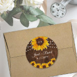 Sticker Rond Chaîne de tournesol rustique Lumières Monogramme M<br><div class="desc">Ce design autocollant mariage présente de jolis tournesols peints et des lampes à cordes sur un arrière - plan rustique en bois foncé. Cliquez sur le bouton personnaliser pour plus de flexibilité dans la modification du texte. Des variantes de cette conception, différents types de papier, ainsi que des produits de...</div>