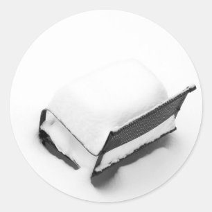 Sticker Rond Chaise Vintage De Pelouse En Métal Pleine De Neige