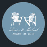 Sticker Rond Chaises Adirondack | MARIAGE<br><div class="desc">DE THE ADIRONDACK MARIAGE COLLECTION : Cet autocollant doit être utilisé pour votre table de buffet de bonbons mariages pour ballotins, ou sacs, sacs de marchandises voyageurs et bien plus encore! Deux chaises blanches Adirondack avec un arrière - plan couleur BLEU OCÉAN gris parfait pour n'importe quel mariage côté plage...</div>