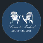 Sticker Rond Chaises Adirondack | MARIAGE<br><div class="desc">DE THE ADIRONDACK MARIAGE COLLECTION : Cet autocollant doit être utilisé pour votre table de buffet de bonbons mariages pour ballotins, ou sacs, sacs de marchandises voyageurs et bien plus encore! Deux chaises blanches Adirondack avec un arrière - plan couleur bleu marine parfait pour n'importe quel mariage de plage ou...</div>