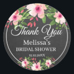 Sticker Rond Chalkboard Aquarelle Fête des mariées florale<br><div class="desc">Fête des mariées merci autocollants avec un arrière - plan rustique en tableau. Le cadre floral élégant rose aquarelle ajoute un aspect unique. Personnalisez avec des détails. Plus de choix d'arrière - plans sont disponibles dans la douche nuptiale merci enveloppes scellés.</div>