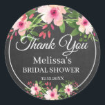 Sticker Rond Chalkboard Aquarelle Fête des mariées florale<br><div class="desc">Fête des mariées merci autocollants avec un arrière - plan rustique en tableau. Le cadre floral élégant rose aquarelle ajoute un aspect unique. Personnalisez avec des détails. Plus de choix d'arrière - plans sont disponibles dans la douche nuptiale merci enveloppes scellés.</div>