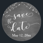 Sticker Rond Chalkboard Chaînes de lumière Calligraphie Enregis<br><div class="desc">Cette suite de designs rustiques et élégants pour mariage et événement présente quelques tendances design mariages populaires combinées de façon fraîche. Avec un arrière - plan en damier texturé et deux cordes d'accents lumineux scintillants, j'ai combiné une belle police de script moderne pour rendre graphique représentant des mots clés et...</div>