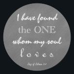 Sticker Rond Chalkboard Écriture Mon âme aime<br><div class="desc">Autocollant d'écriture pour un mariage chrétien. Le verset est du Chant de Salomon et dit : "J'ai trouvé celui que mon âme aime". L'Arrière - plan est gris tableau noir avec du texte blanc. Choisissez l'autocollant de taille.</div>