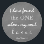 Sticker Rond Chalkboard Écriture Mon âme aime<br><div class="desc">Autocollant d'écriture pour un mariage chrétien. Le verset est du Chant de Salomon et dit : "J'ai trouvé celui que mon âme aime". L'Arrière - plan est gris tableau noir avec du texte blanc. Choisissez l'autocollant de taille.</div>