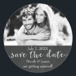 Sticker Rond Chalkboard ENREGISTRER LA DATE Chalk Mariage Photo<br><div class="desc">Chalkboard ENREGISTREZ LES Stickers Photo Mariage DE LA DATE Chalk. Invitations correspondantes disponibles.</div>