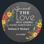 Sticker Rond Chalkboard Étaler Amour Mariage Sanitizer main<br><div class="desc">Rustic répandait l'amour non germes collants de faveur mariage pour les faveurs de nettoyage à main personnalisée. Le tableau rustique semble les balises de faveur avec un joli bouquet floral. Personnalisez les étiquettes de faveur du nettoyant à main avec les noms des mariées et des mariées et la date du...</div>
