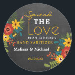 Sticker Rond Chalkboard Étaler Amour Mariage Sanitizer main<br><div class="desc">Rustic répandait l'amour non germes collants de faveur mariage pour les faveurs de nettoyage à main personnalisée. Le tableau rustique semble les balises de faveur avec un joli bouquet floral. Personnalisez les étiquettes de faveur du nettoyant à main avec les noms des mariées et des mariées et la date du...</div>