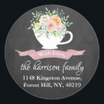 Sticker Rond Chalkboard Floral Tea Adresse de retour<br><div class="desc">Ajoutez facilement votre adresse de retour en utilisant ces autocollants simples mais très tendance. Ce design unique présente votre nom et votre adresse avec une élégante teacup florale sur un arrière - plan à effet de tableau noir.</div>