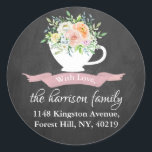 Sticker Rond Chalkboard Floral Tea Adresse de retour<br><div class="desc">Ajoutez facilement votre adresse de retour en utilisant ces autocollants simples mais très tendance. Ce design unique présente votre nom et votre adresse avec une élégante teacup florale sur un arrière - plan à effet de tableau noir.</div>
