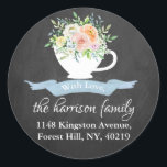 Sticker Rond Chalkboard Floral Tea Adresse de retour<br><div class="desc">Ajoutez facilement votre adresse de retour en utilisant ces autocollants simples mais très tendance. Ce design unique présente votre nom et votre adresse avec une élégante teacup florale sur un arrière - plan à effet de tableau noir.</div>