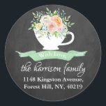 Sticker Rond Chalkboard Floral Tea Adresse de retour<br><div class="desc">Ajoutez facilement votre adresse de retour en utilisant ces autocollants simples mais très tendance. Ce design unique présente votre nom et votre adresse avec une élégante teacup florale sur un arrière - plan à effet de tableau noir.</div>