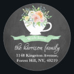 Sticker Rond Chalkboard Floral Tea Adresse de retour<br><div class="desc">Ajoutez facilement votre adresse de retour en utilisant ces autocollants simples mais très tendance. Ce design unique présente votre nom et votre adresse avec une élégante teacup florale sur un arrière - plan à effet de tableau noir.</div>