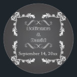 Sticker Rond Chalkboard & mariage vintage cadre Enregistrer la<br><div class="desc">Tableau de bord avec cadre feuille de défilement vintage mariage Enregistrer l'autocollant Date avec cadre vintage blanc de feuilles de défilement sur un tableau de bord gris fusain ou un arrière - plan de tableau noir et votre texte dans un cadre avec des boucles. Une approche moderne et contemporaine d'un...</div>