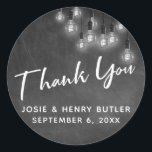 Sticker Rond Chalkboard moderne & Edison Lights Merci<br><div class="desc">Dans ce joli design sur le thème du mariage, j'ai utilisé une police de calligraphie élégante et moderne pour créer un Merci de lecture de typographie blanche superposé. L'arrière - plan était couvert d'une image représentant un tableau de bord texturé. Superposition qui est un amas de lumières Edison vintage rondes...</div>