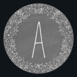 Sticker Rond Chalkboard Monogramme Mariage du souffle du bébé<br><div class="desc">Un élégant autocollant de mariage rustique qui illustre le souffle du bébé sur un arrière - plan inspiré par un tableau de marchettes. Personnalisez avec votre monogramme.</div>