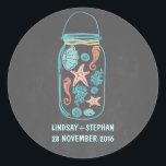 Sticker Rond Chalkboard plage mason jarre mignonette autocollan<br><div class="desc">Décontracté et joli tableau noir collants de mariage de plage avec pot en maçon plein de coquillages</div>