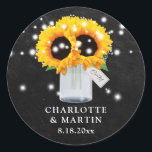 Sticker Rond Chalkboard Sunflower Mason Jar Monogramme Mariage<br><div class="desc">Chalet noir et tournesol mariage faveurs autocollants/enveloppes sceaux idéal pour une fête de mariage sur le thème rustique inspiré des tournesols. Éléments correspondants disponibles.</div>