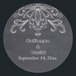 Sticker Rond Chalkboard vintage mariage rustique Enregistrer la<br><div class="desc">Chalkboard Mariage rustique vintage Enregistrer l'autocollant Date avec un motif vintage blanc sur un tableau noir gris. Ce design rétro modèle est entièrement personnalisable et peut être personnalisé.</div>