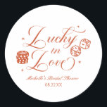 Sticker Rond Chanceux en amour jeu de cartes casino enterrement<br><div class="desc">Voici des autocollants de fête de mariage élégants Chanceux en amour jeu de cartes casino pour cadeaux de remerciement !</div>