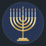 Sticker Rond Chanoukah menorah<br><div class="desc">Porte-bougie juive menorah avec bougies sur arrière - plan bleu.</div>