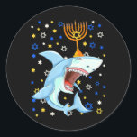 Sticker Rond Chanukah Juif Menorah Requin drôle Hanoukka<br><div class="desc">Chanukah Juif Menorah Requin drôle Hanoukka</div>