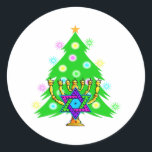 Sticker Rond Chanukkah et la carte de Noël<br><div class="desc">Hanoukka et Noël ensemble sont parfaits pour les familles interconfessionnelles qui fêtent les deux fêtes. Doté d'une chanoukah menorah devant un sapin de Noël qui fait ressortir l'esprit des fêtes.</div>