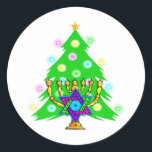 Sticker Rond Chanukkah et Noël<br><div class="desc">Doté d'une chanoukah menorah devant un sapin de Noël qui fait ressortir l'esprit des fêtes.</div>