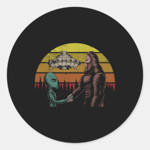 Sticker Rond Chasse Alien Et Bigfoot Sasquatch