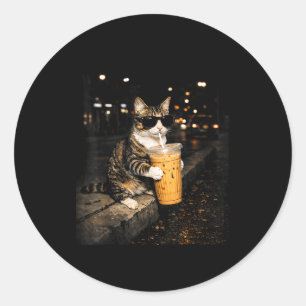 Sticker Rond Chat buvant un café glacé mème animal drôle rétro