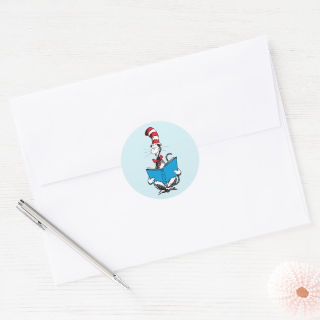 Sticker Rond Chat dans le chapeau en lecture (Enveloppe)