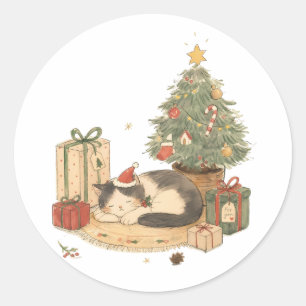Sticker Rond Chat de Noël cosy avec cadeaux et sapin de Noël