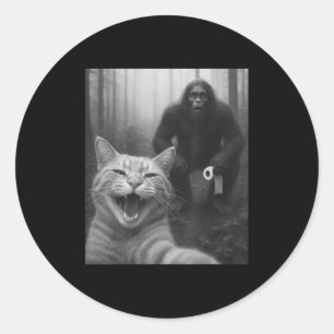 Sticker Rond Chat Drôle Surpris Happy Selfie Avec Bigfoot Doin