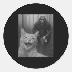 Sticker Rond Chat Drôle Surpris Happy Selfie Avec Bigfoot Sasq