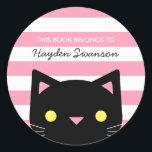 Sticker Rond Chat mignon | Ce Livre Appartient À<br><div class="desc">Sticker avec un mignon chat noir,  et rayures rose et blanc. Ce livre appartient à l'autocollant.</div>