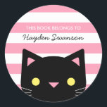 Sticker Rond Chat mignon | Ce Livre Appartient À<br><div class="desc">Sticker avec un mignon chat noir,  et rayures rose et blanc. Ce livre appartient à l'autocollant.</div>