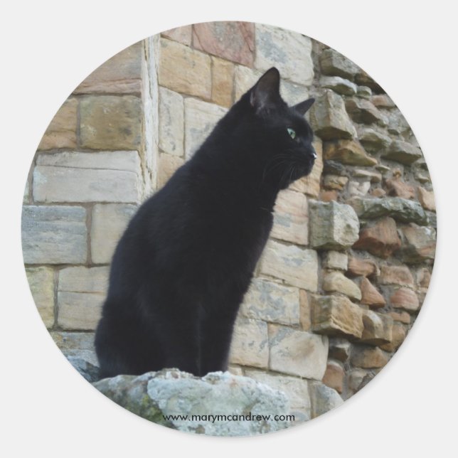Sticker Rond "Chat noir sur un mur de château" (2) (Devant)