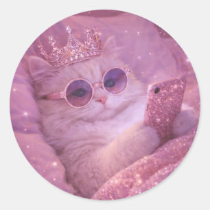 Sticker Rond Chat Princesse Gâtée en Train d'Envoyer des Textos