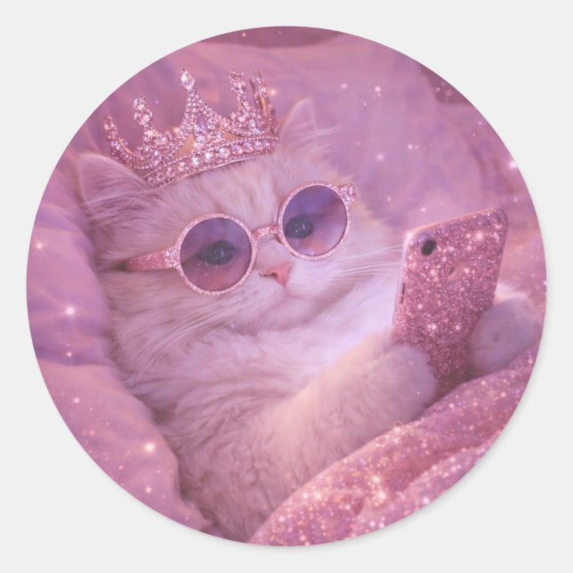 Sticker Rond Chat Princesse Gâtée en Train d'Envoyer des Textos (Devant)