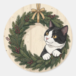 Sticker Rond Chat Tuxedo Ludique Jouant avec un Ruban Doré à la