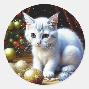 Sticker Rond Chaton blanc Jouer avec des ornements de Noël or