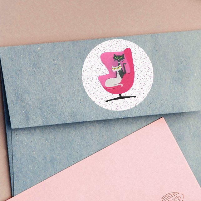 Sticker Rond Chats Classé du milieu du siècle Chats Rose Chaise (Atomic cats sitting in mid century pink chair on white with pink polka dots stickers.)