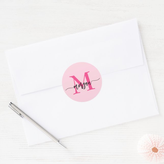Sticker Rond Chaud rose moderne Script Girl Monogramme Nom (Enveloppe)